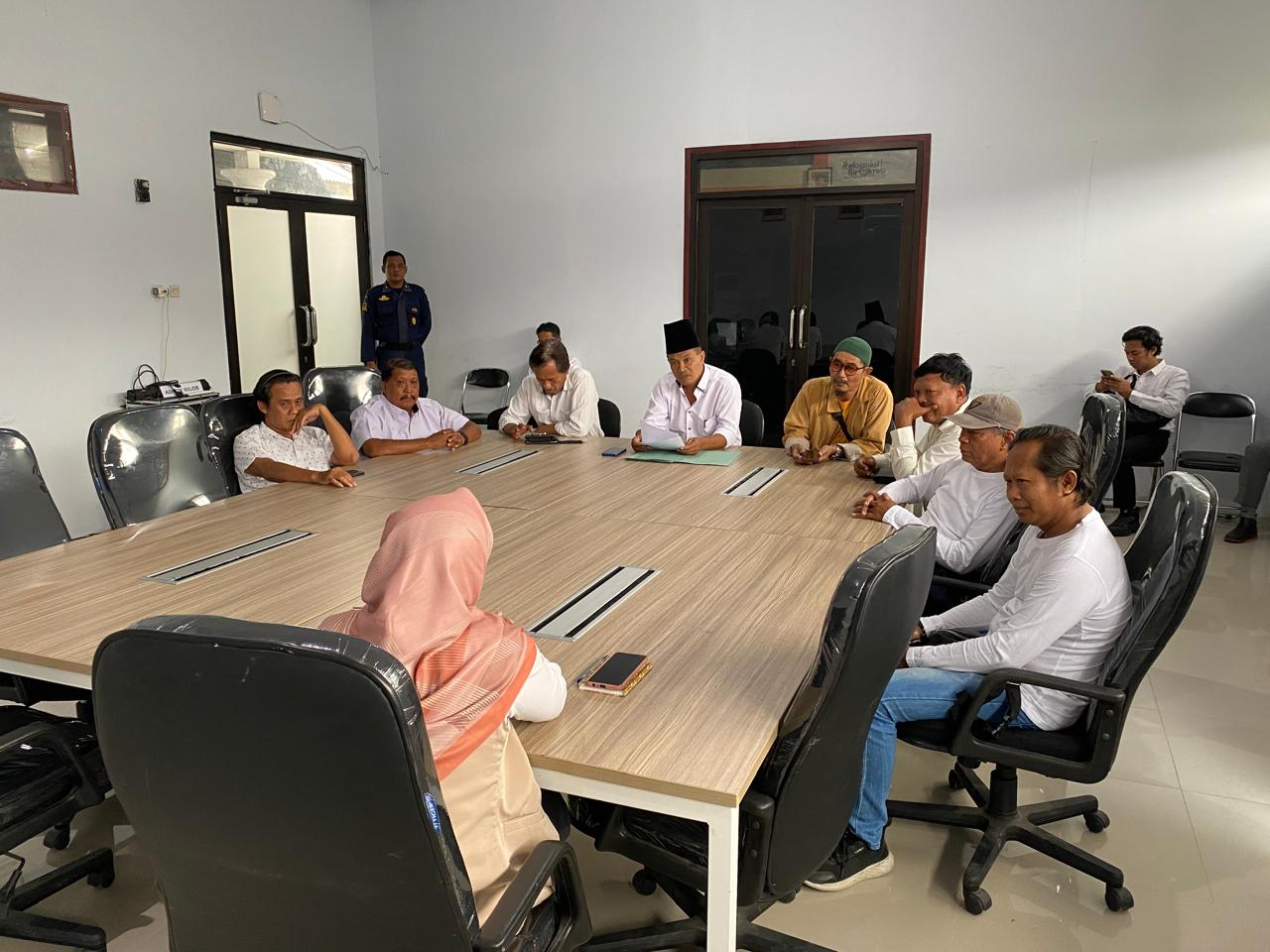BUKAN GOLPUT: Para relawan bumbung kosong mendatangi kantor KPU Trenggalek guna berkoordinasi terkait pilkada, jika benar-benar calon tunggal.