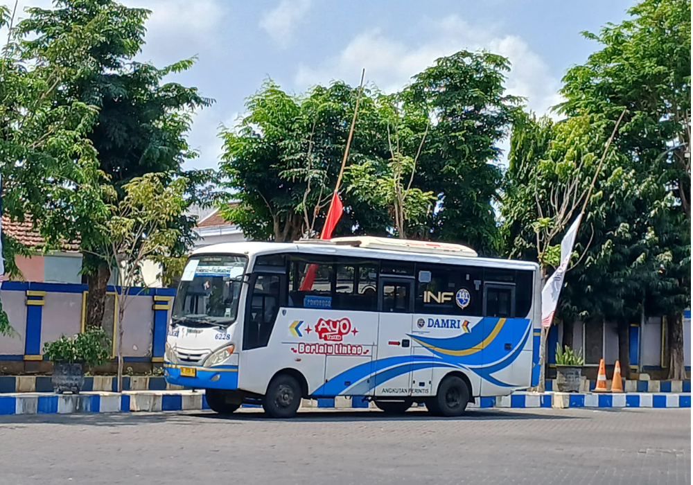 Bus Damri yang sedang parkir di terminal Gayatri Tulungagung.