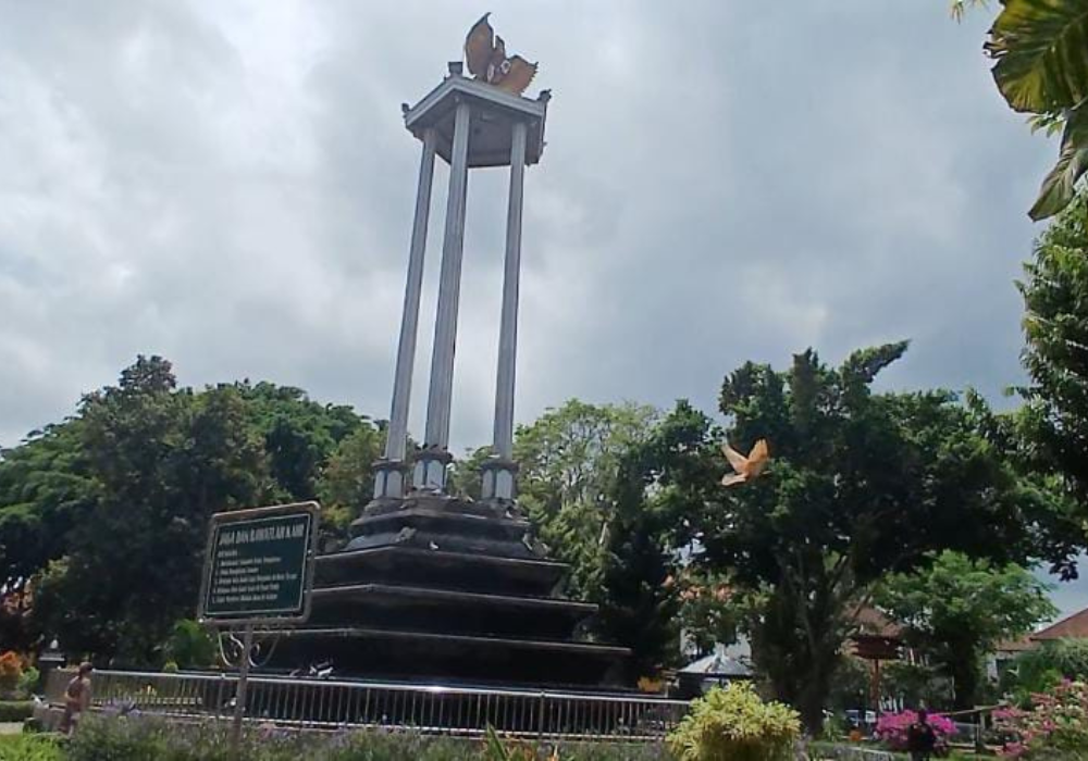 Merpati terbang di taman di aloon-aloon Tulungagung.