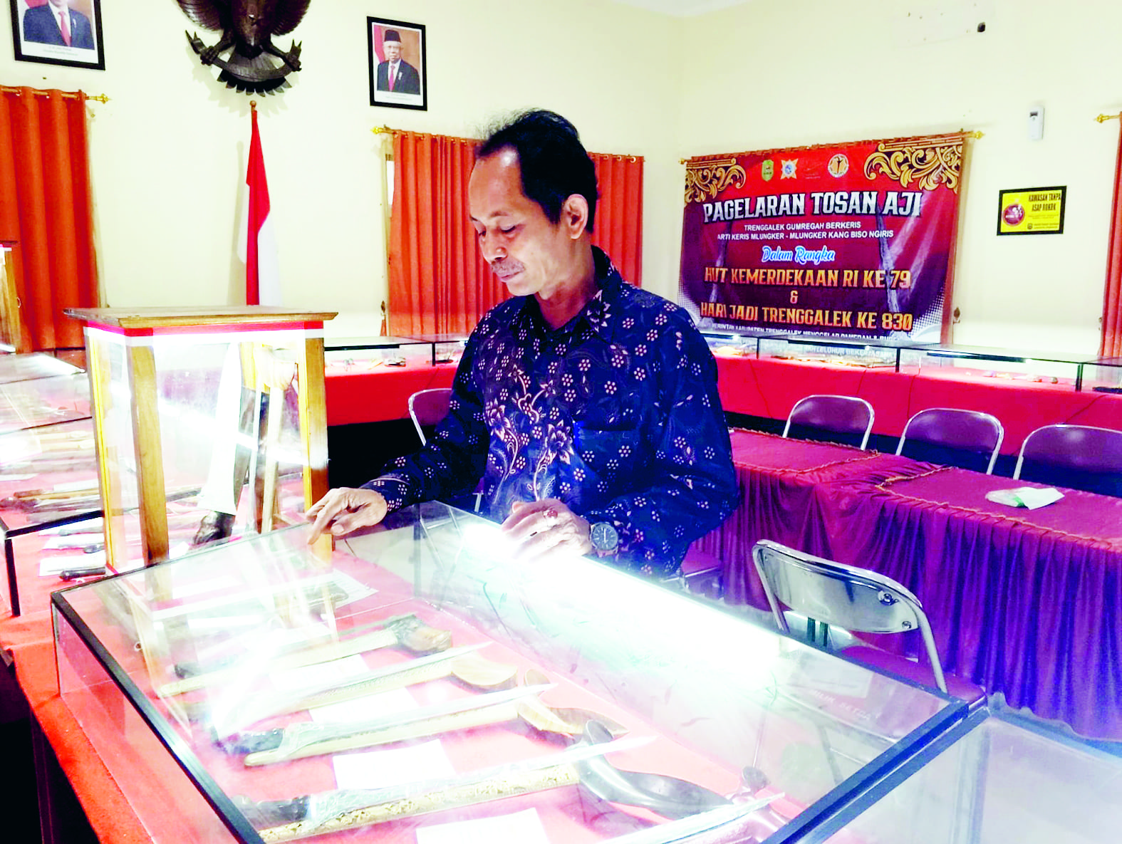 TELITI: Muhammad Taslim melihat beragam jenis pusaka yang dipamerkan menjelang Hari Jadi Ke-830 Trenggalek beberapa waktu lalu.