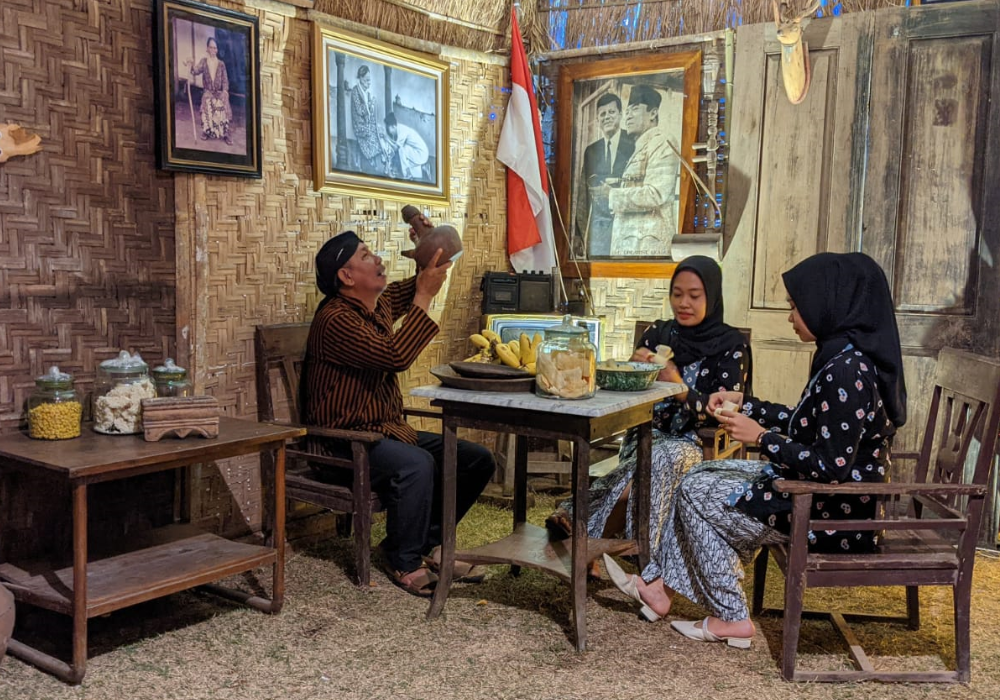 KLASIK: Suasana salah satu stan pameran Karangtalun Tempo Doeloe di lapangan Desa Karangtalun, Kecamatan Kalidawir, yang dipenuhi barang-barang antik kemarin (11/9/2024).