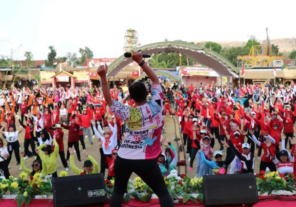 SEMANGAT: Para ibu-ibu warga desa karangtalun terlihat semangat mengikuti sanam massal di dalam rangkaian acara PHBN Desa&nbsp;Karangtalun.