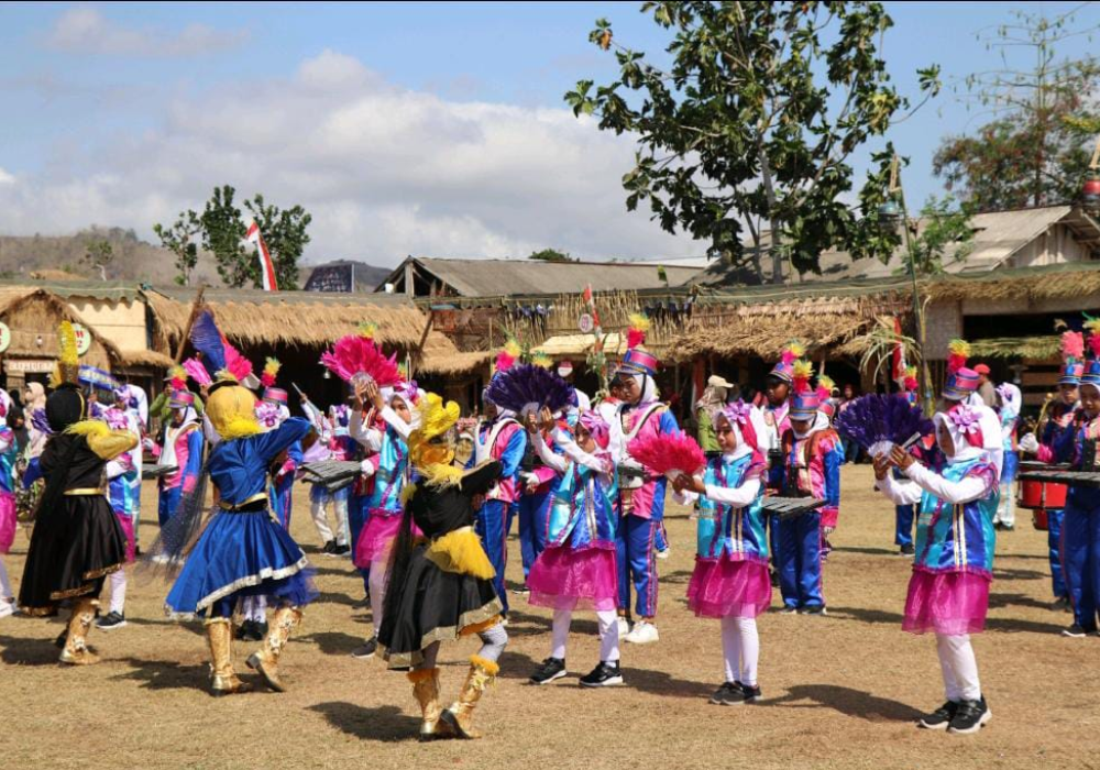 SENANG: Aksi grup drum band dari Mi Nurul hikmah mengiring rombongan pemdes memasuki lapangan desa karangtalun ketika acara pembukaan expo bazar UMKM ekonomi kreatif.