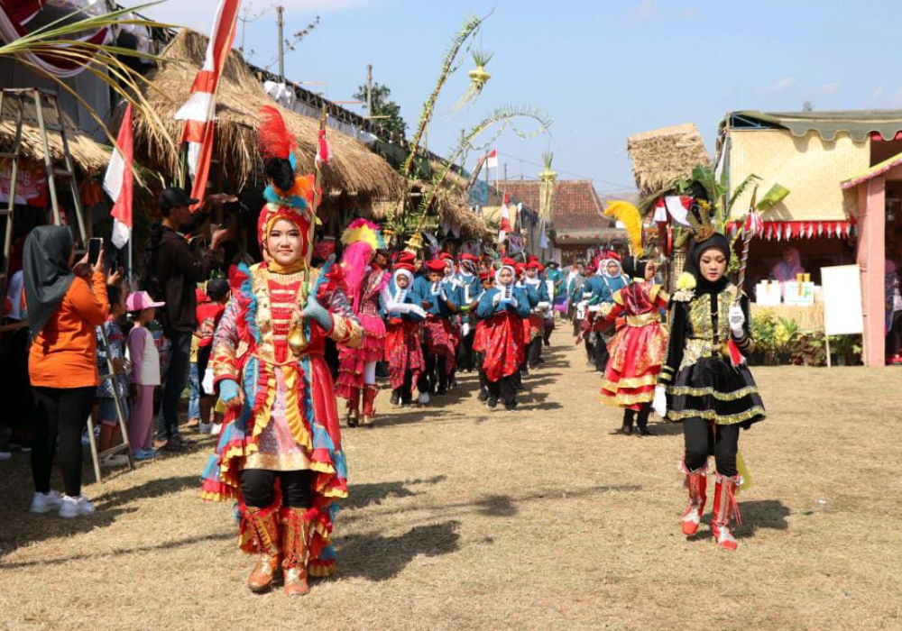 CERIA: Penuh ceria saat grup drum band dari Mi Hidayatuth tholibin turut menyemarakkan acara PHBN Bazar UMKM ekonomi kreatif Desa&nbsp;Karangtalun.