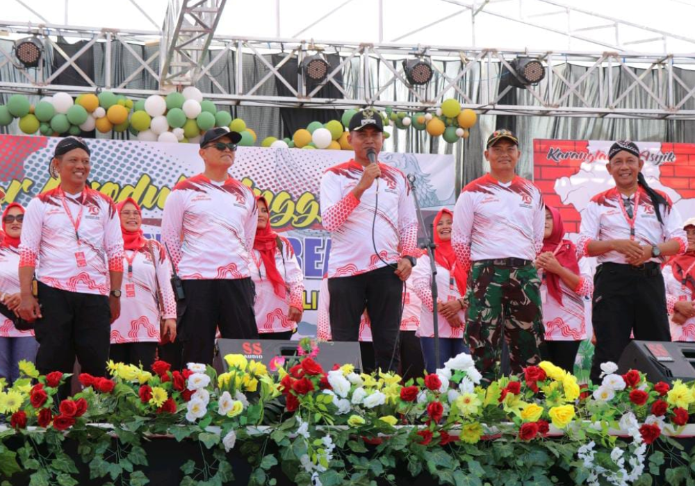 BANGGA: Saat Camat Kalidawir tengah bersama rombongan forkopimcam Kalidawir di panggung kehormatan beri sambutan dalam acara, PHBN Bazar UMKM ekonomi kreatif Desa&nbsp;Karangtalun.