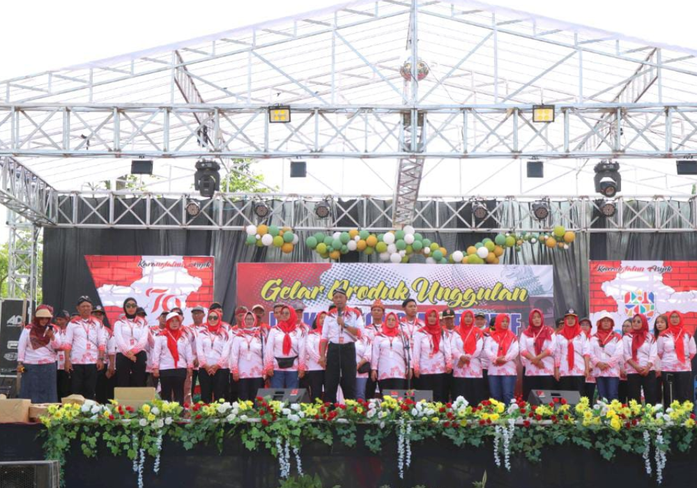 RUKUN: Terlihat Kades Karangtalun foto bareng seluruh perangkat serta panitia acara PHBN Bazar UMKM ekonomi kreatif desa Karangtalun di panggung&nbsp;kehormatan.
