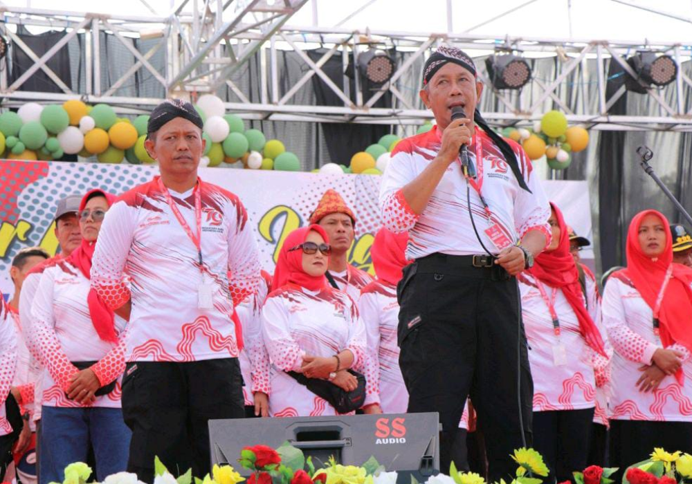 YAKIN: Di saat kades bersama seluruh tim panitia acara PHBN Desa Karangtalun menyampaikan ucapan terima kasih atas kelancaran acara PHBN di Desa&nbsp;Karangtalun.