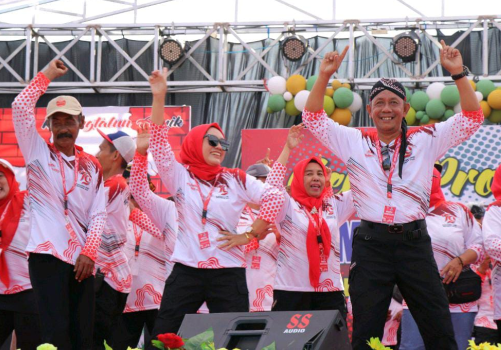 GEMBIRA: Kades bersama tim panitia ceria menampilkan sebuah lagu khas Pemdes&nbsp;Karangtalun.