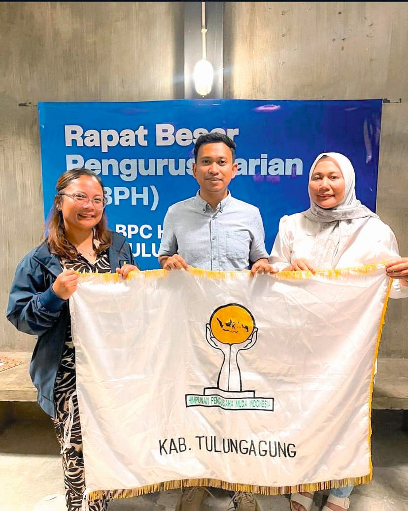 RESMI: Dona Margaretha (Sekum HIPMI), Fajar Sulihtiawan (Pj Ketum HIPMI), dan Sri Utami (Bendum HIPMI) berfoto bersama saat terpilihnya Pj Ketum BPC HIPMI.