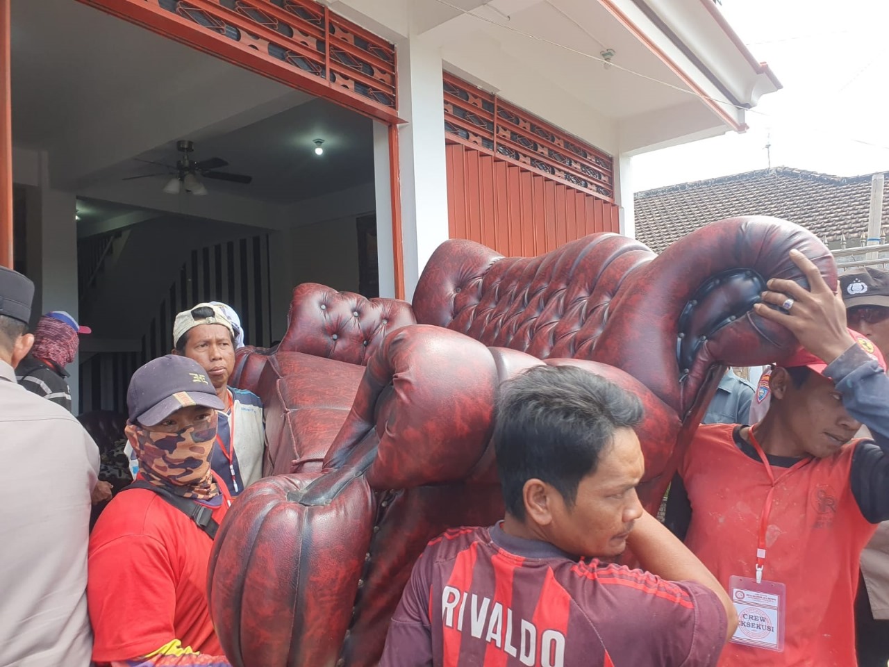 PASRAH: Petugas pengosongan mengeluarkan perabotan rumah milik Jihamam, warga Desa Gesikan, Kecamatan Tulungagung, Kamis (12/9)