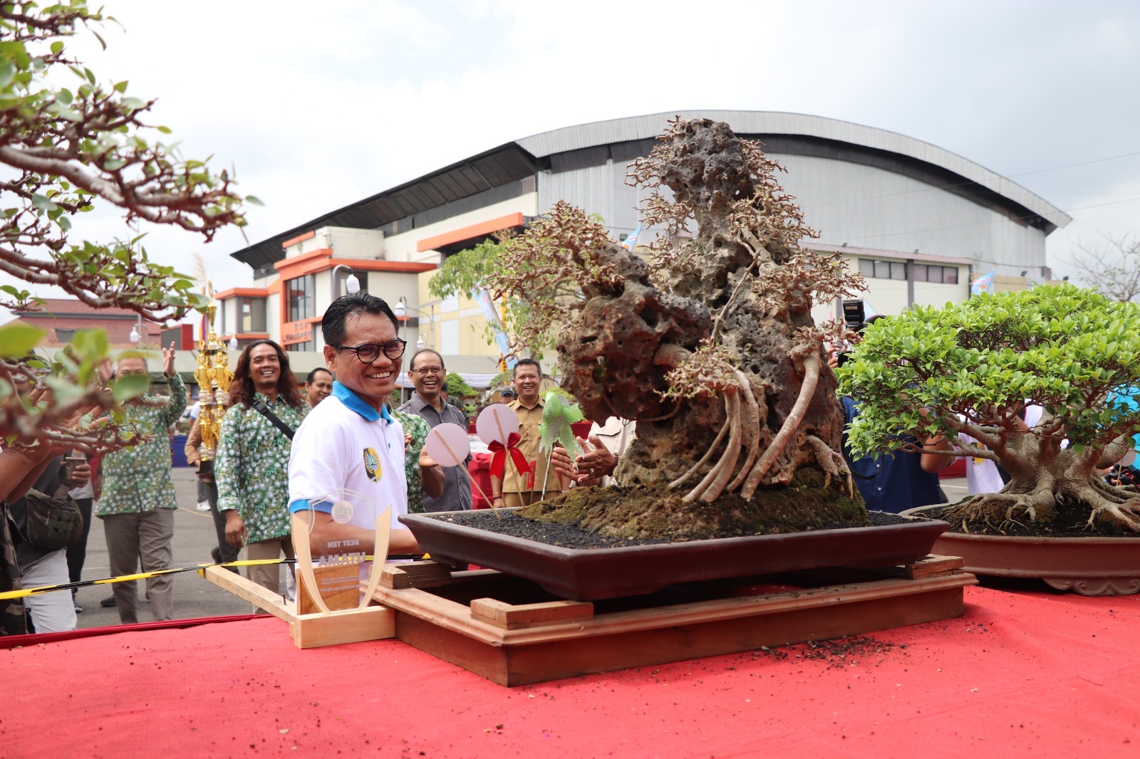POTENSIAL: Pj Bupati Tulungagung Heru Suseno melihat salah satu bonsai yang menarik perhatiannya.