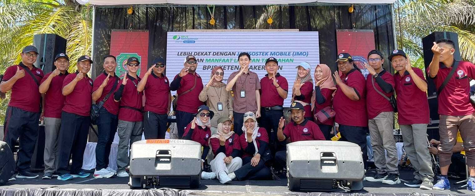 SINERGI: Tim BPJS Ketenagakerjaan Trenggalek berfoto bersama pengurus PPDI di sela-sela acara.