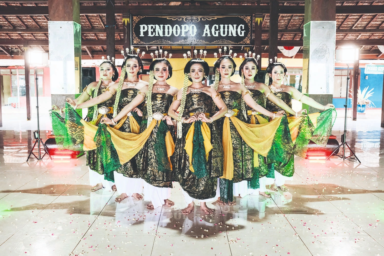 GEMULAI: Tujuh penari membawakan tari Bedhaya Ambadya Tirta yang mempunyai filosofi mengenai air.