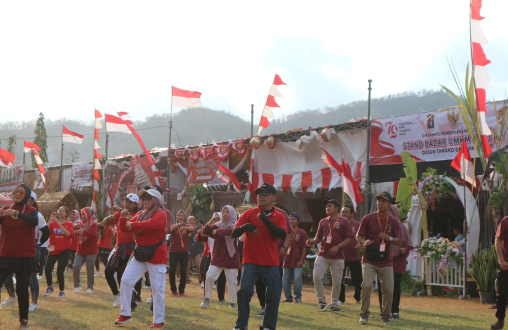 SERU: Kepala Desa Pagersari beserta perangkat desa dan panitia acara PHBN mengikuti senam bareng dalam rangkaian acara peringatan dirgahayu Republik Indonesia ke 79 Desa Pagersari Kecamatan Pagerwojo.