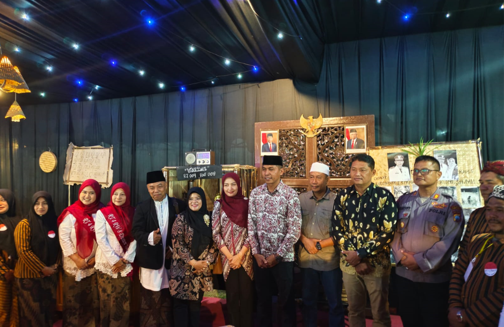 KOMPAK: Forkopimcam dan kepala Desa se-kecamatan Kalidawir foto bersama di stan terbaik meraih juara 1 dalam acara PHBN Bazar UMKM ketahanan pangan&nbsp;Desa&nbsp;Pagersari.