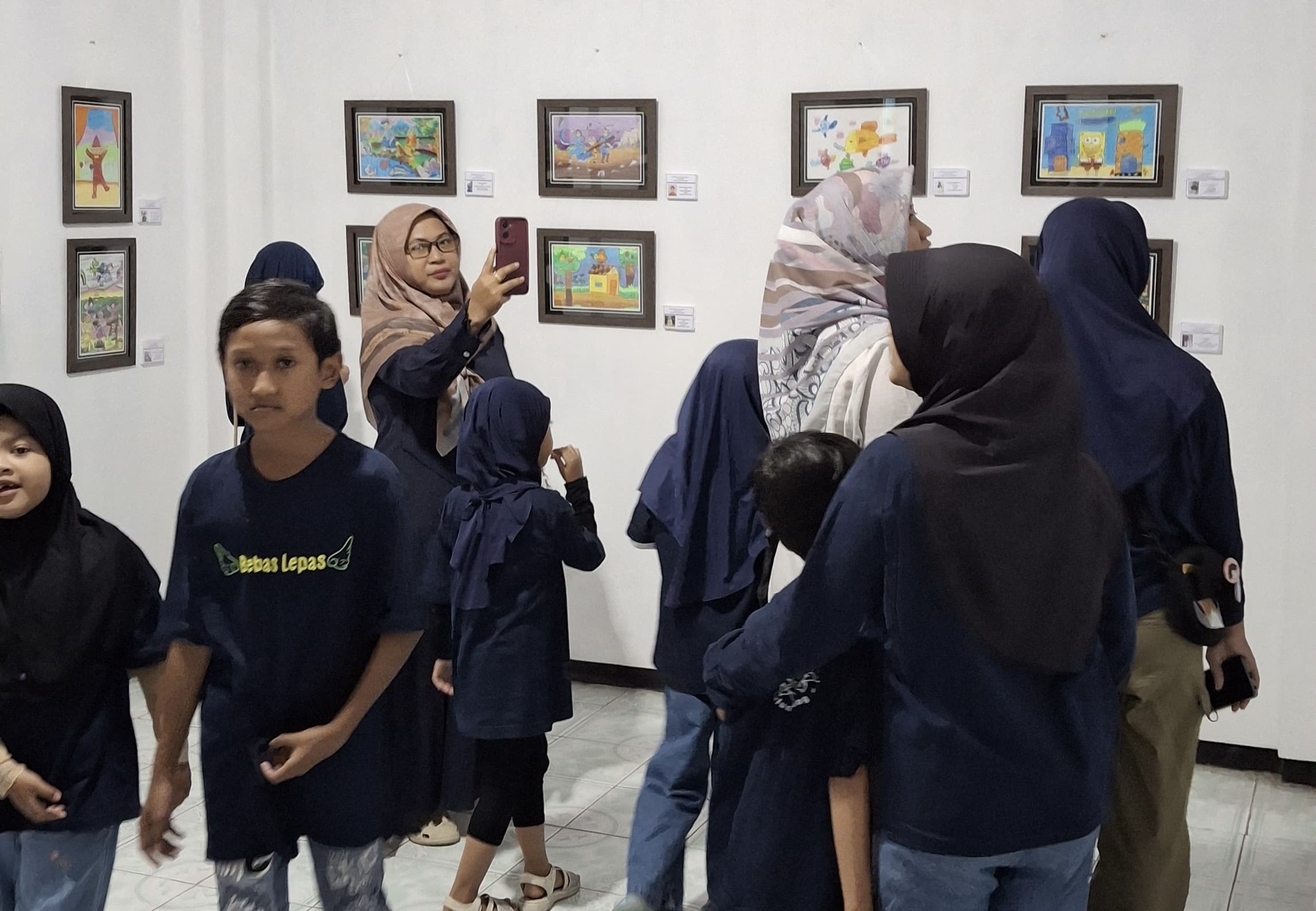 BEBAS BEREKSPRESI: Orang tua perupa cilik Tulungagung dan undangan melihat pameran lukisan bertajuk Bebas Lepas di Sanggar Matahari