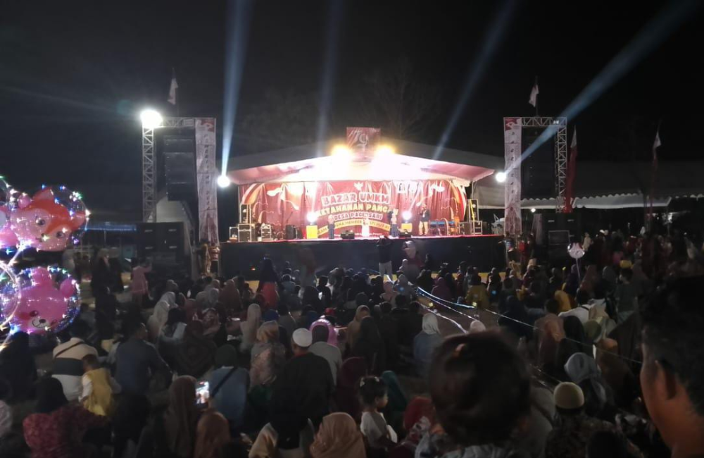 MERIAH: Malam acara PHBN desa pagersari sangat meriah dengan seluruh pagelaran yang ditampilkan&nbsp;warga&nbsp;desa.