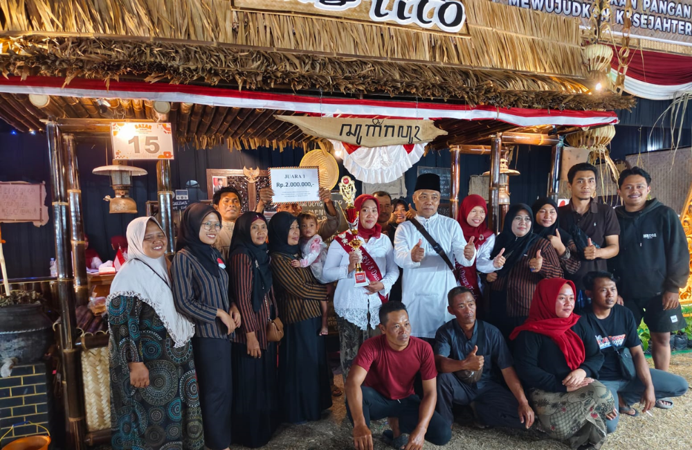 GEMBIRA: Stan RT/RW 04/08 Dusun Tondo dinobatkan sebagai stan terbaik di malam penutupan acara bazar UMKM ketahanan pangan Desa Pagersari, Kecamatan&nbsp;Kalidawir.