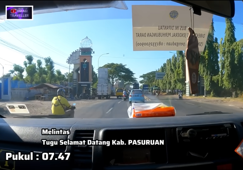 DAMRI Melintasi Tugu Selamat Datang Kab. Pasuruan