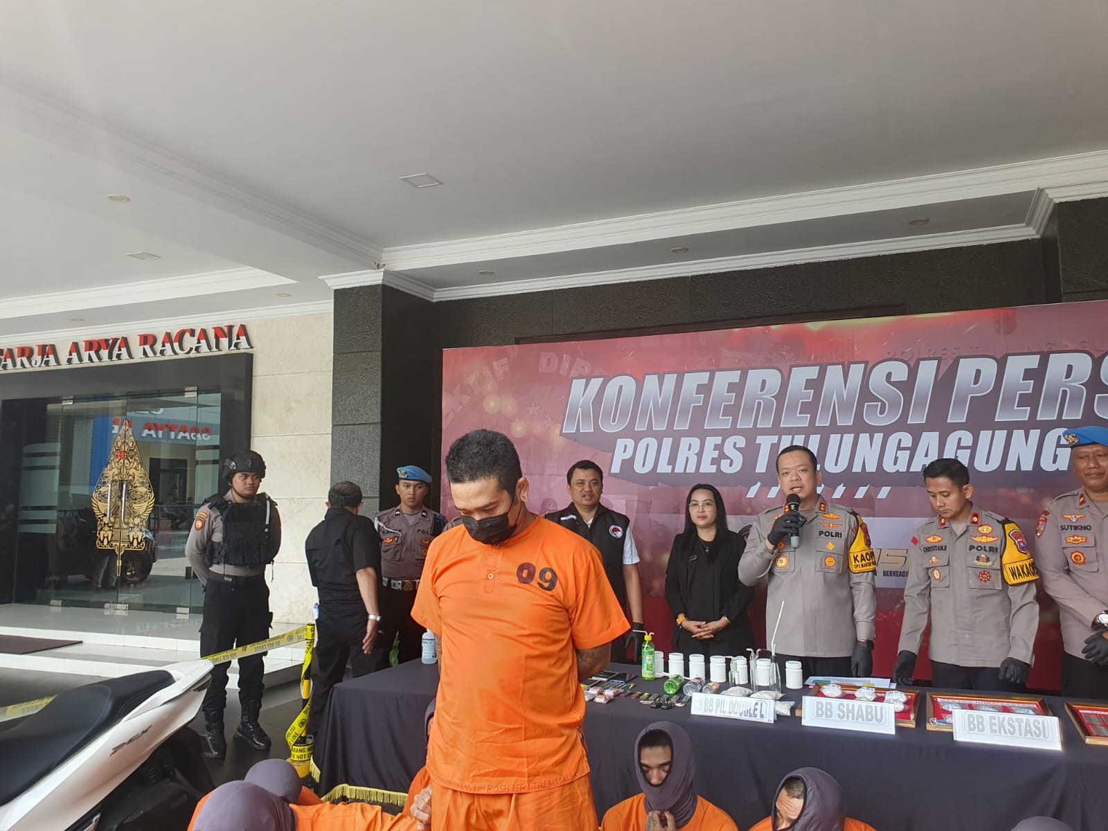 TANGKAPAN BESAR: FH, tersangka peredaran narkoba jenis sabu saat dihadirkan di rilis pers di Mapolres Tulungagung, Rabu (18/9).