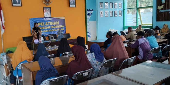 PELATIHAN DAN  PENGABDIAN:  Tim dosen sedang  memberikan  pelatihan kepada  lansia penghuni  panti tentang  cara membuat  essential oil dan  lilin aromaterapi  guna menurunkan  angka kesakitan.