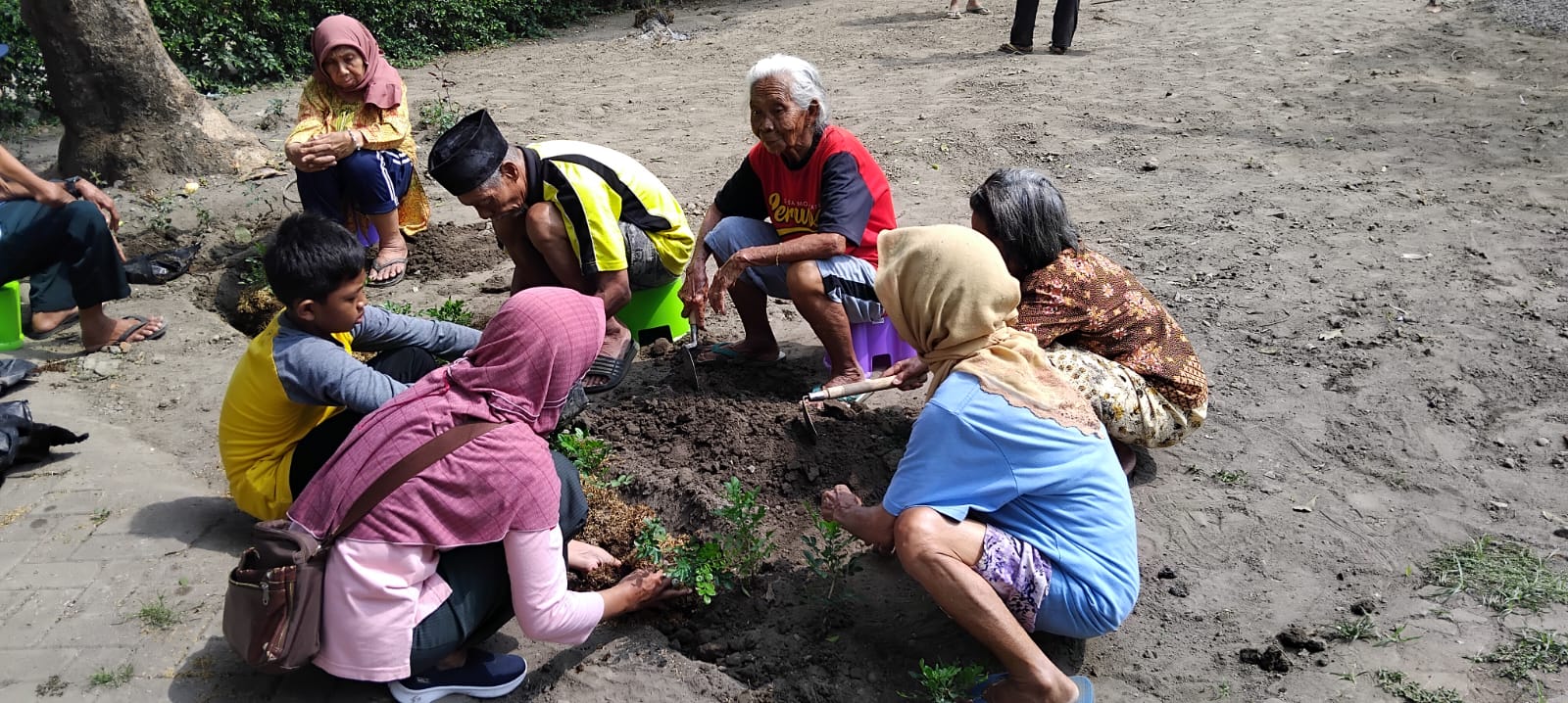 MOTIVASI: Tim pengabdi melakukaan kegiatan menanam bersama serta  memberi motivasi untuk merawat kebun kepada lansia penghuni panti