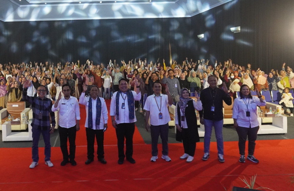 SEMANGAT : Berfoto bersama dengan 500 nasabah PNM Mekaar untuk kemajuan bersama.