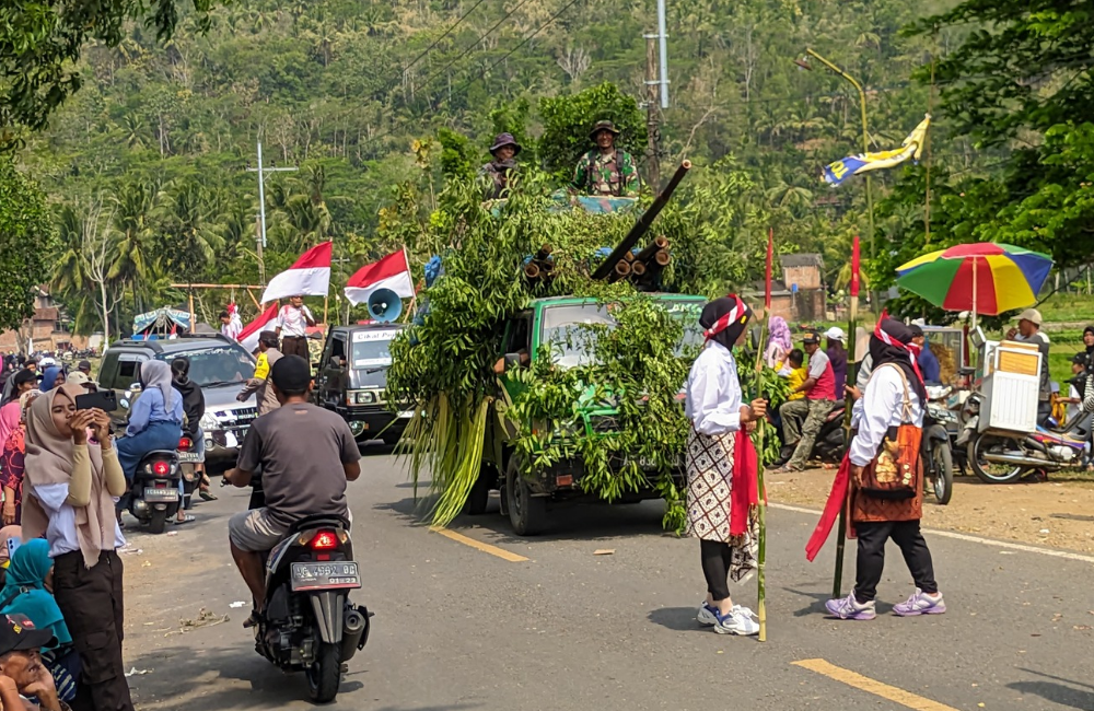 Pawai budaya di Desa Banjar, Kecamatan Panggul, menarik antusiasme penonton, terutama saat penampilan drama kolosal insiden hotel Yamato.