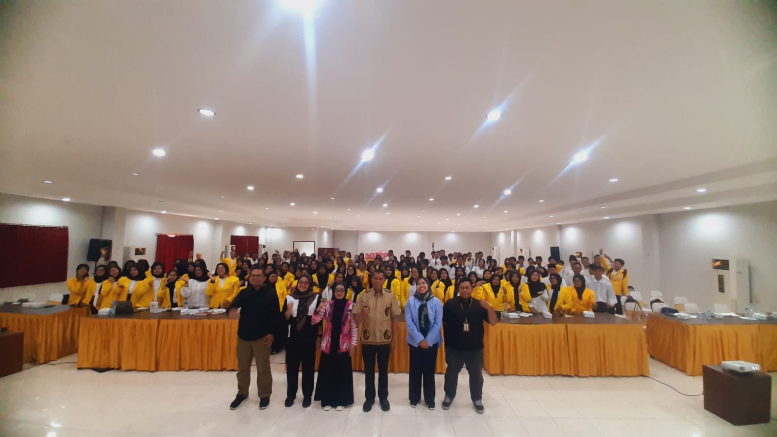 KOMPAK: Susana pelaksanaan OSMB dan PKBJJ Universitas Terbuka Malang. Kegiatan ini diikuti seluruh mahasiswa baru.