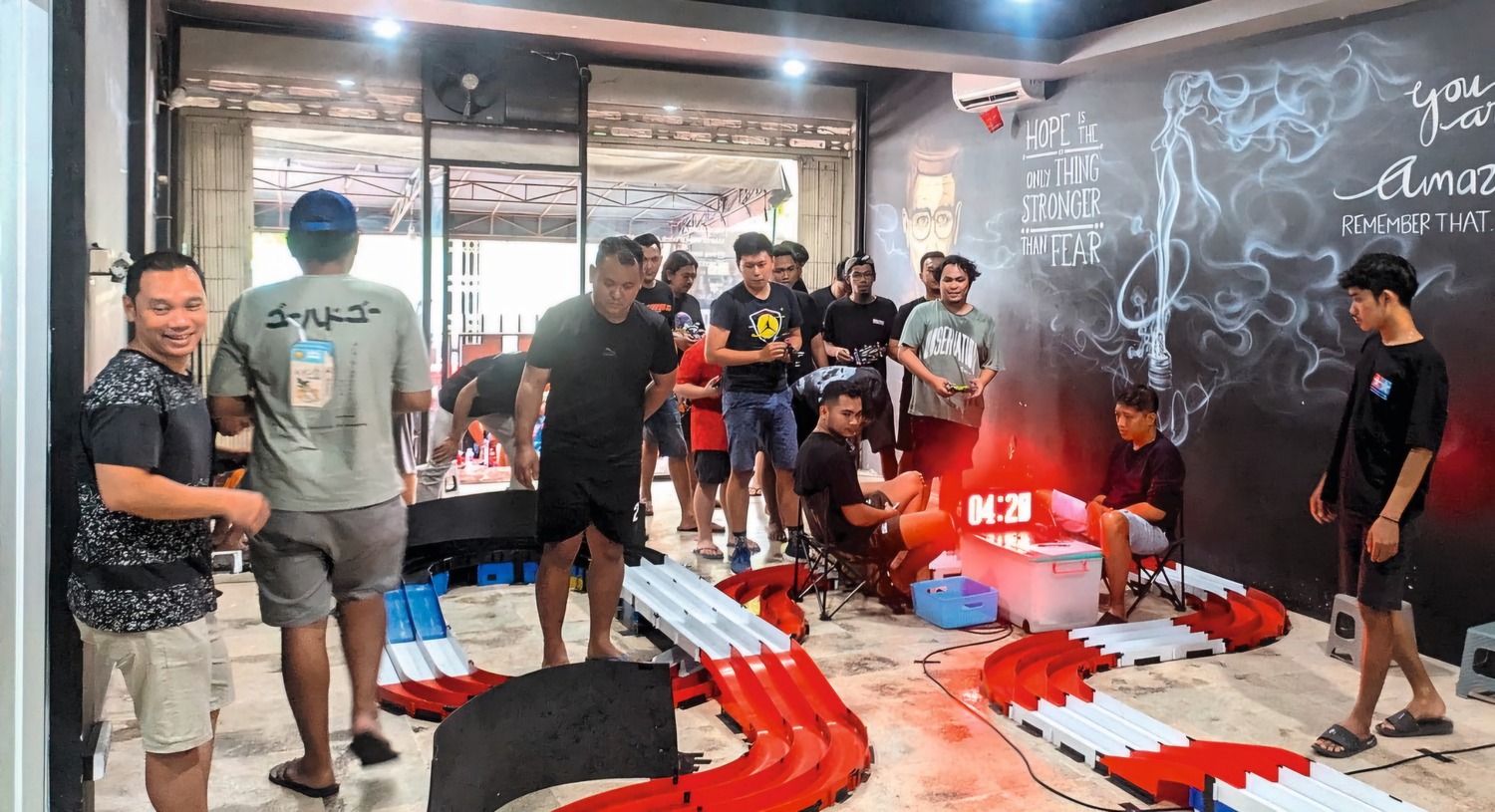 Penggemar Tamiya dari Tulungagung dan sekitarnya adu cepat mobil 4WD.