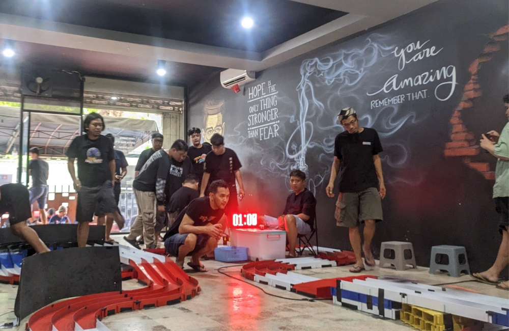 MENANTANG: Serunya balap tamiya di ikuti puluhan peserta.