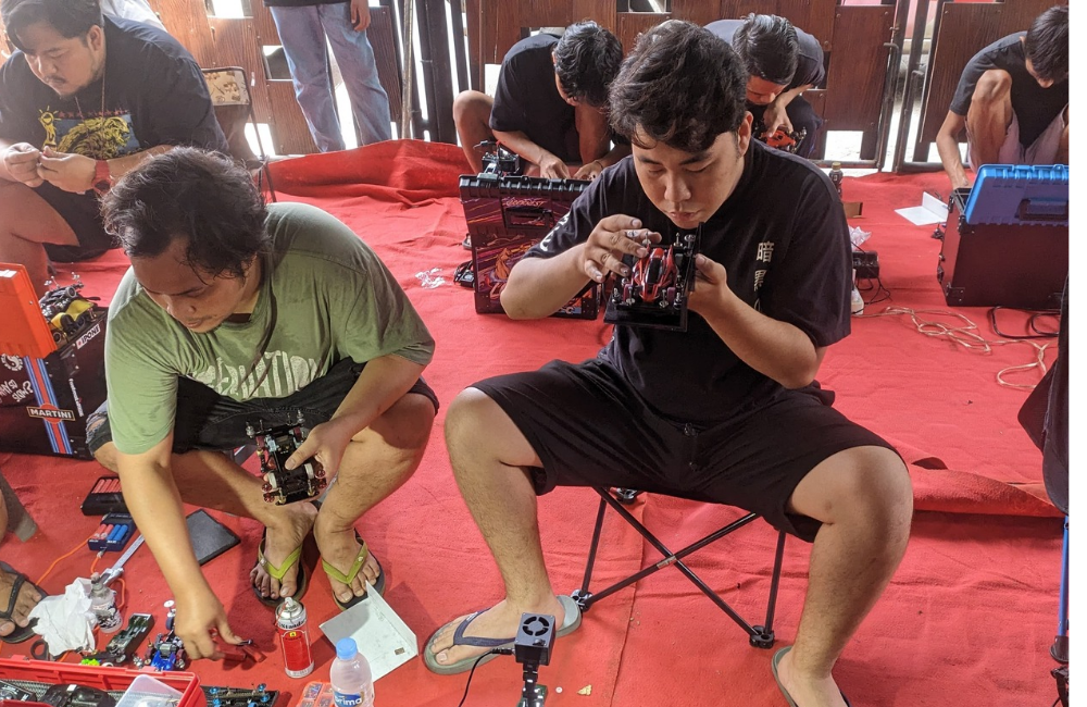 HOBI: para peserta sedang mempersiapkan Tamiyanya sebelum berlaga.
