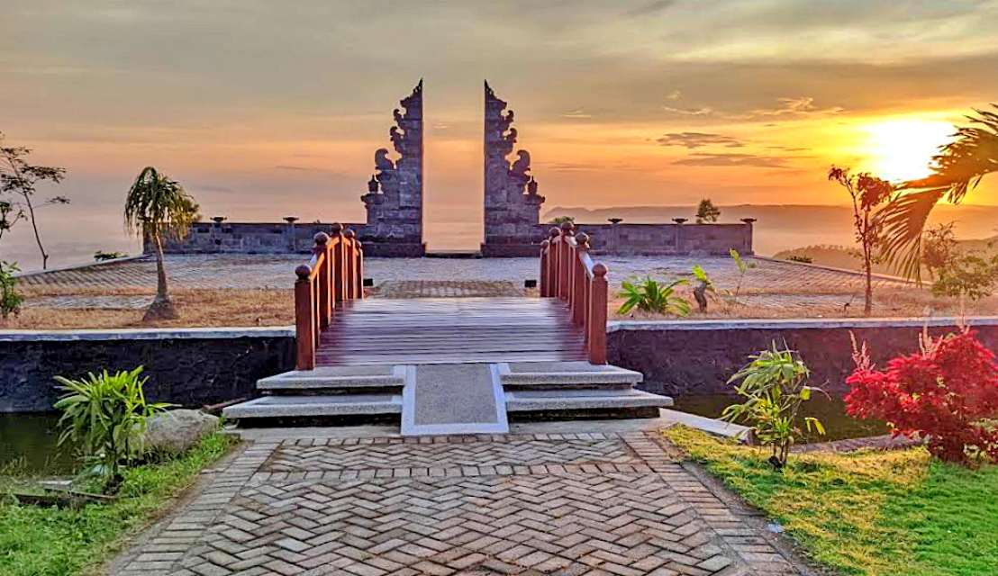 Gapura dengan Nuansa Bali di Puncak Jowin