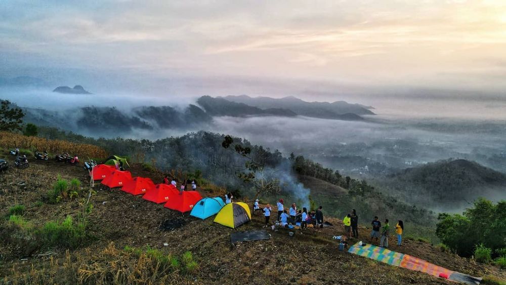 Tenda yang berjejer di puncak Jowin