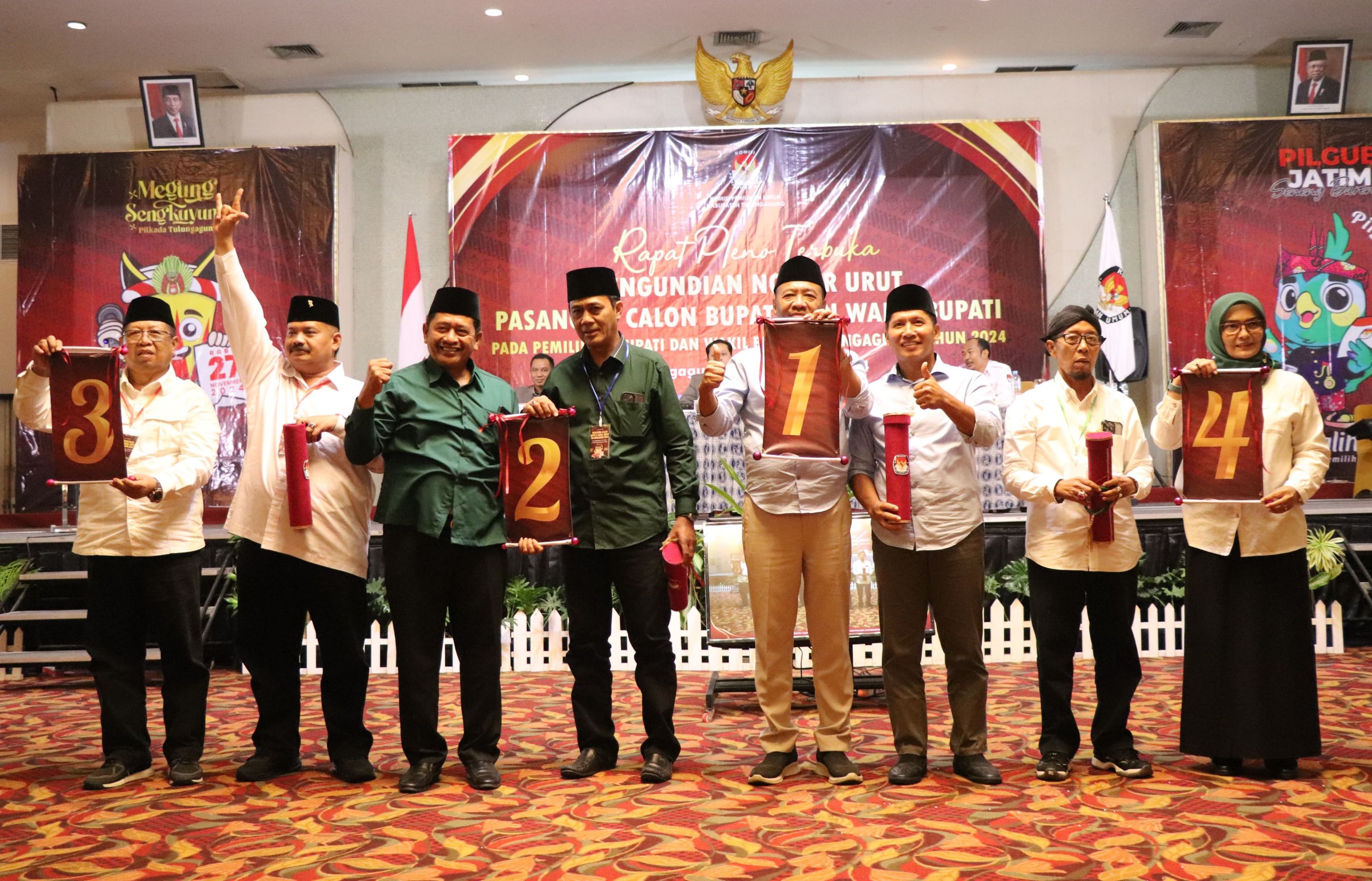 Keempat paslon pilkada Tulungagung usai mengikuti undian nomor urut pada Senin (23/9 malam.