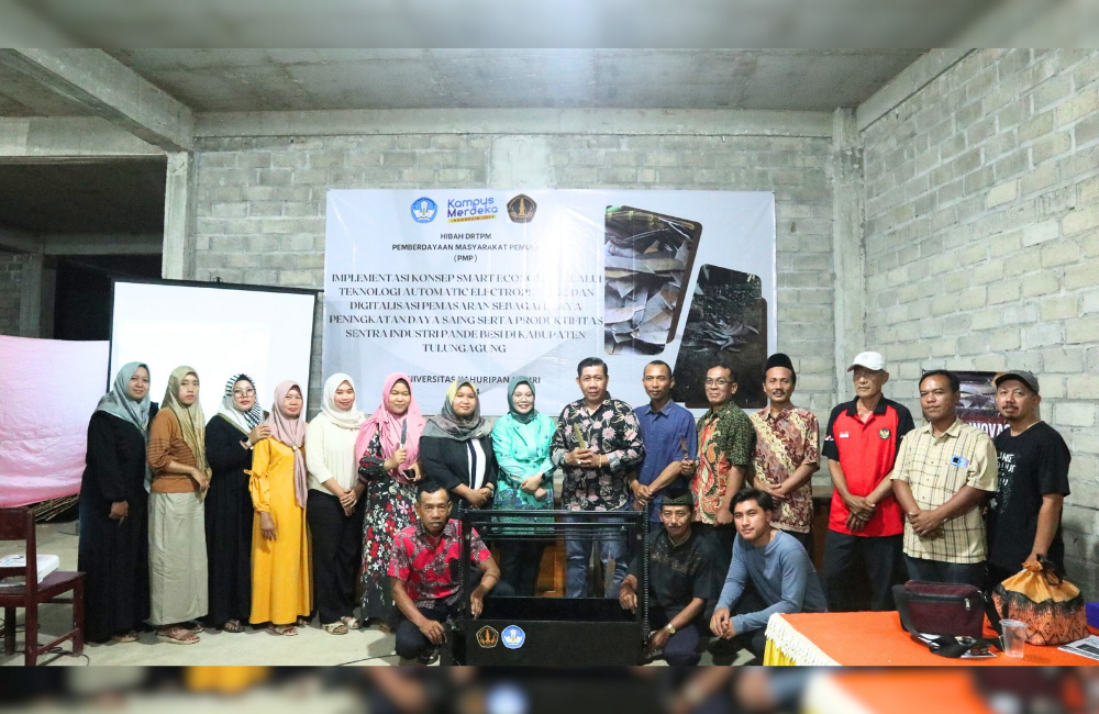 ANTUSIAS: Para perajin Pande Besi Desa Kiping mengapresiasi inovasi alat yang disosialisasikan oleh Universitas Kahuripan Kediri.