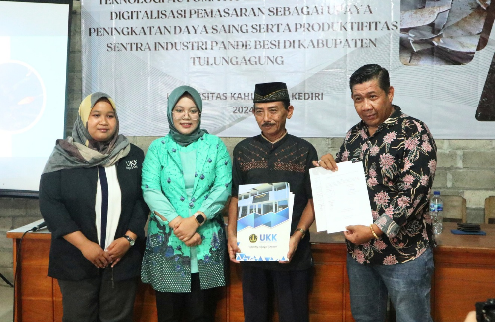 SUKSES: serah terima secara simbolis Universitas Kahuripan Kediri kepada Kepala Desa Kiping, Kecamatan Gondang, Tulungagung.