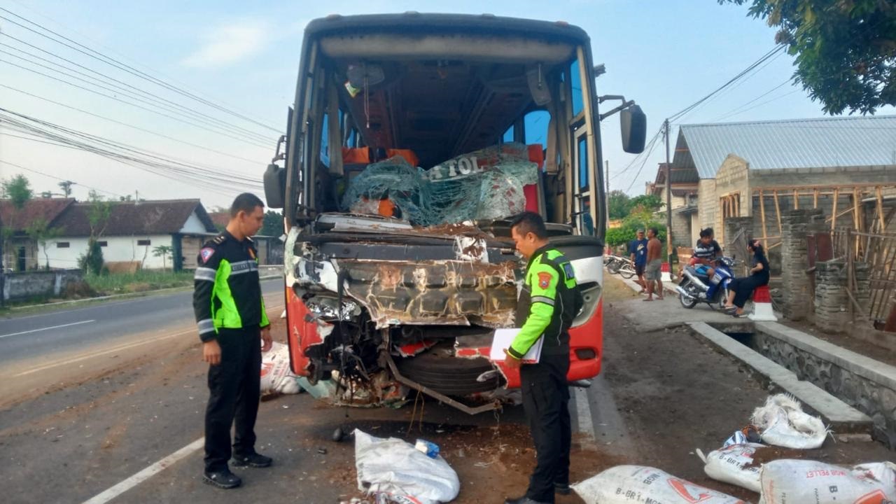 RINGSEK: Kondisi moncong bus Harapan Jaya yang menabrak bagian belakang truk pupuk di Desa Pojok, Kecamatan Ngantru, Tulungagung, Kamis (26/9)