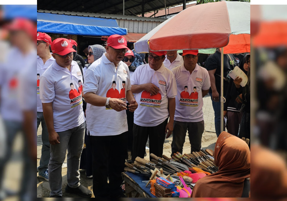 SAPA: Maryoto Birowo menyapa salah satu pedagang di Pasar Ngemplak