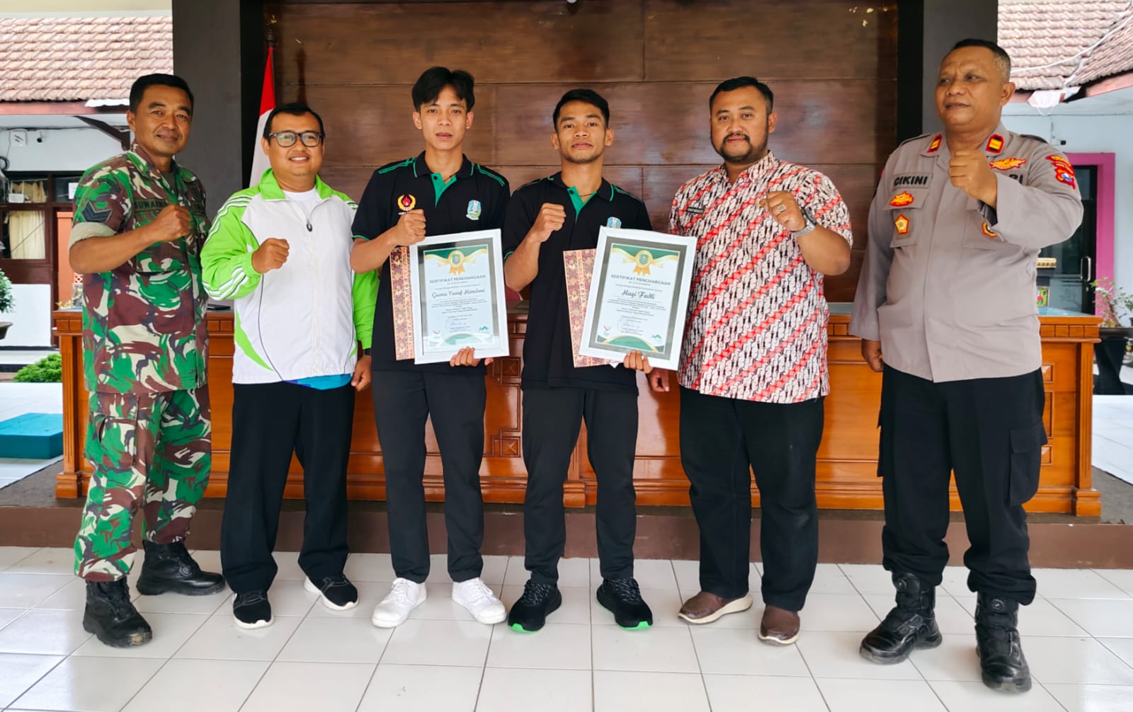 HEBAT: Haqi Fadli dan Gusna Yusuf Hamdani foto bersama pemerintah Kecamatan Munjungan serta forkopimcam.