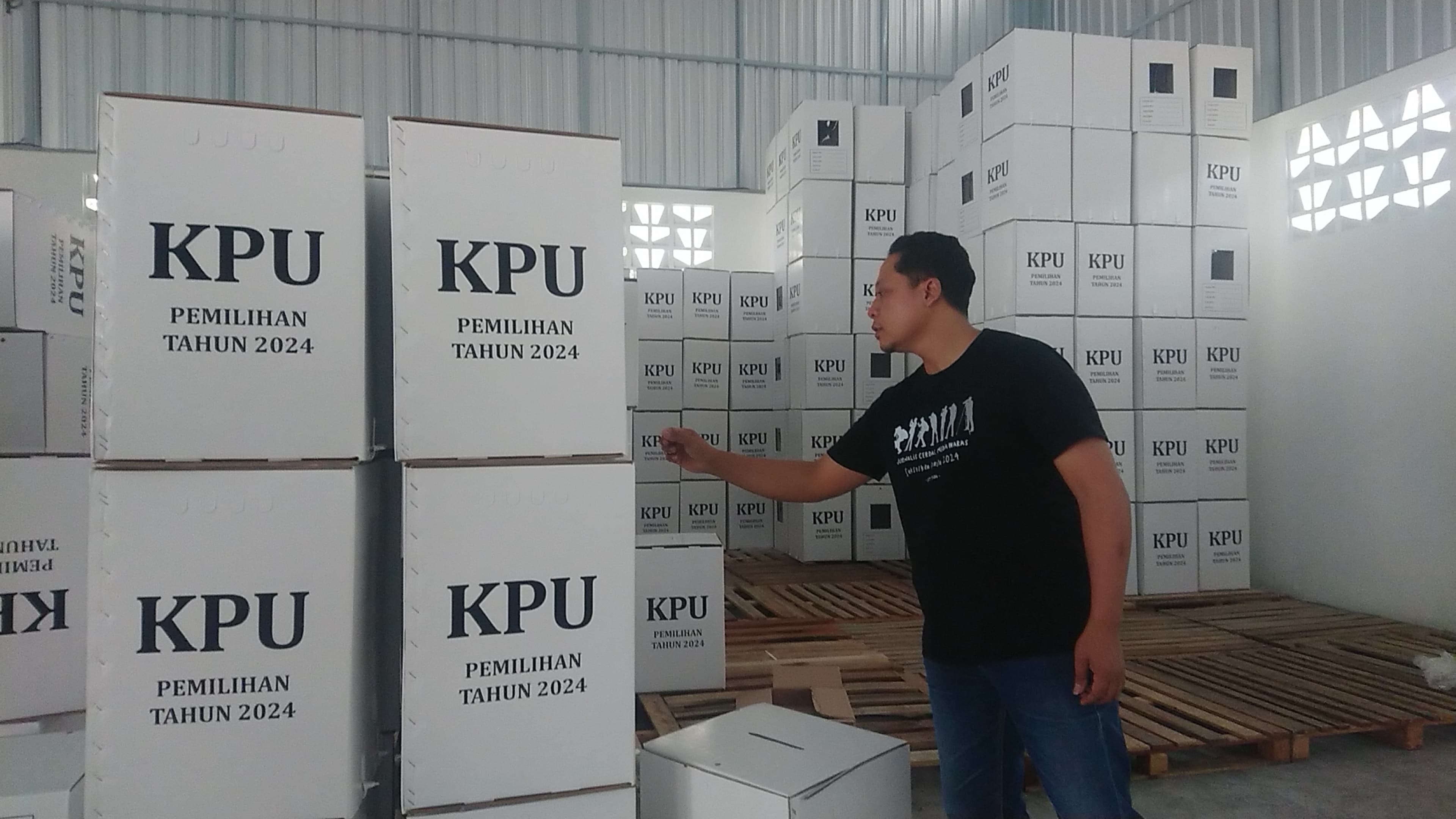 MENGGUNUNG: Ribuan kotak suara untuk pilkada mulai memenuhi gudang KPU Tulungagung.