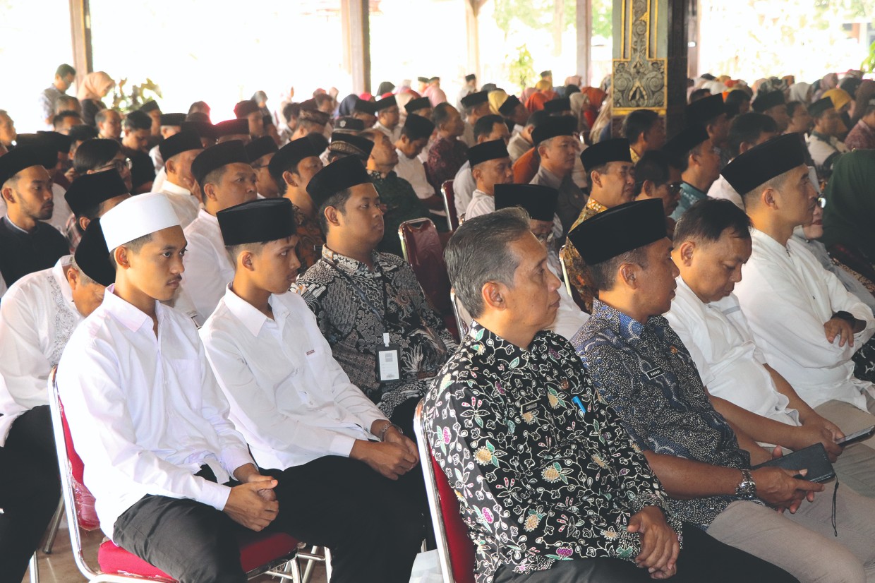KHIDMAT: Undangan menyimak tausiah peringatan maulid Nabi Muhammad SAW di Pendapa Kongas Arum Kusumaning Bangsa.