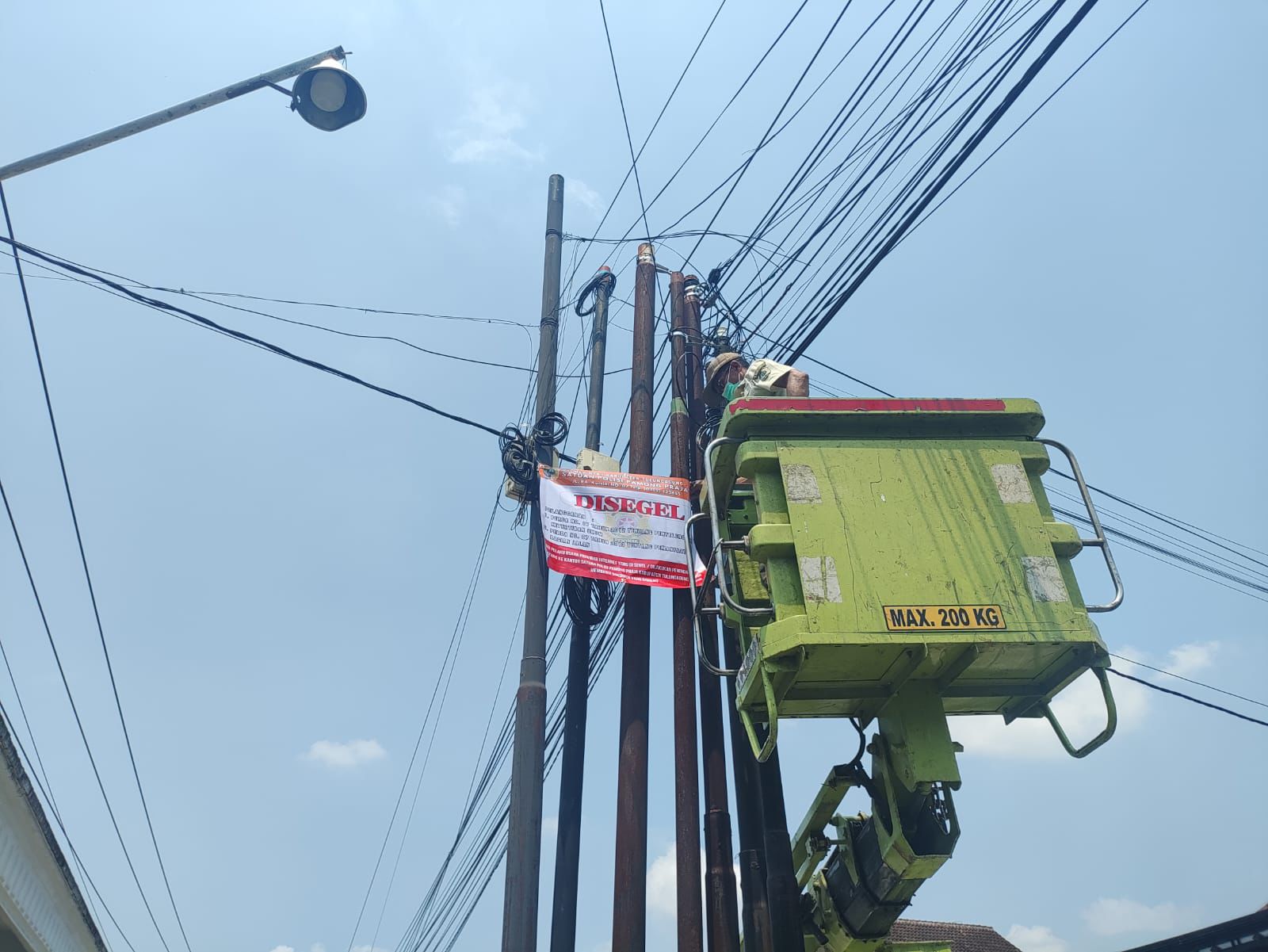 TEGAS: Petugas gabungan melakukan penertiban kabel optik fiber ilegal di Desa Jeli, Kecamatan Karangrejo, Tulungagung.