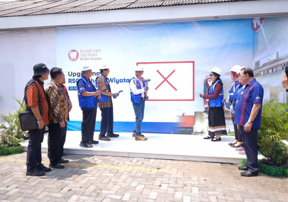 TINGKATKAN LAYANAN KESEHATAN: Bambang bersama pengurus beserta rektorat melakukan upgrading RSGM Bhakti Wiyata ditandai pemukulan dinding gedung.