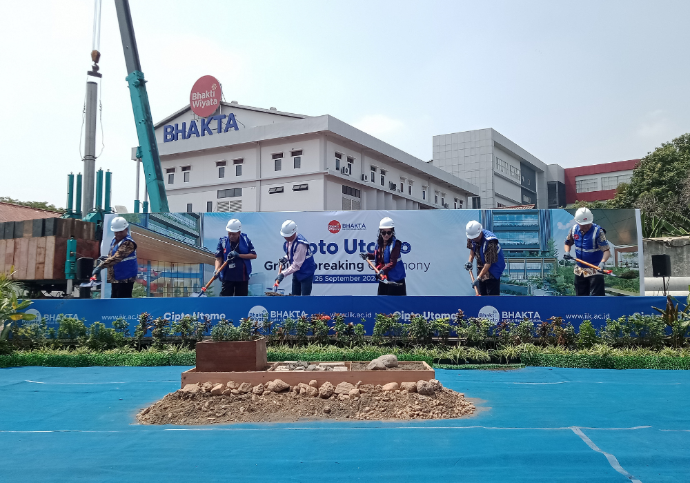 FASILITAS MODERN: Pembina Yayasan Bhakti Wiyata Dr Bambang Harsono Soehartono (tiga dari kiri) bersama Rektor IIK Bhakta saat ground breaking pembangunan Cipto Utomo empat lantai.