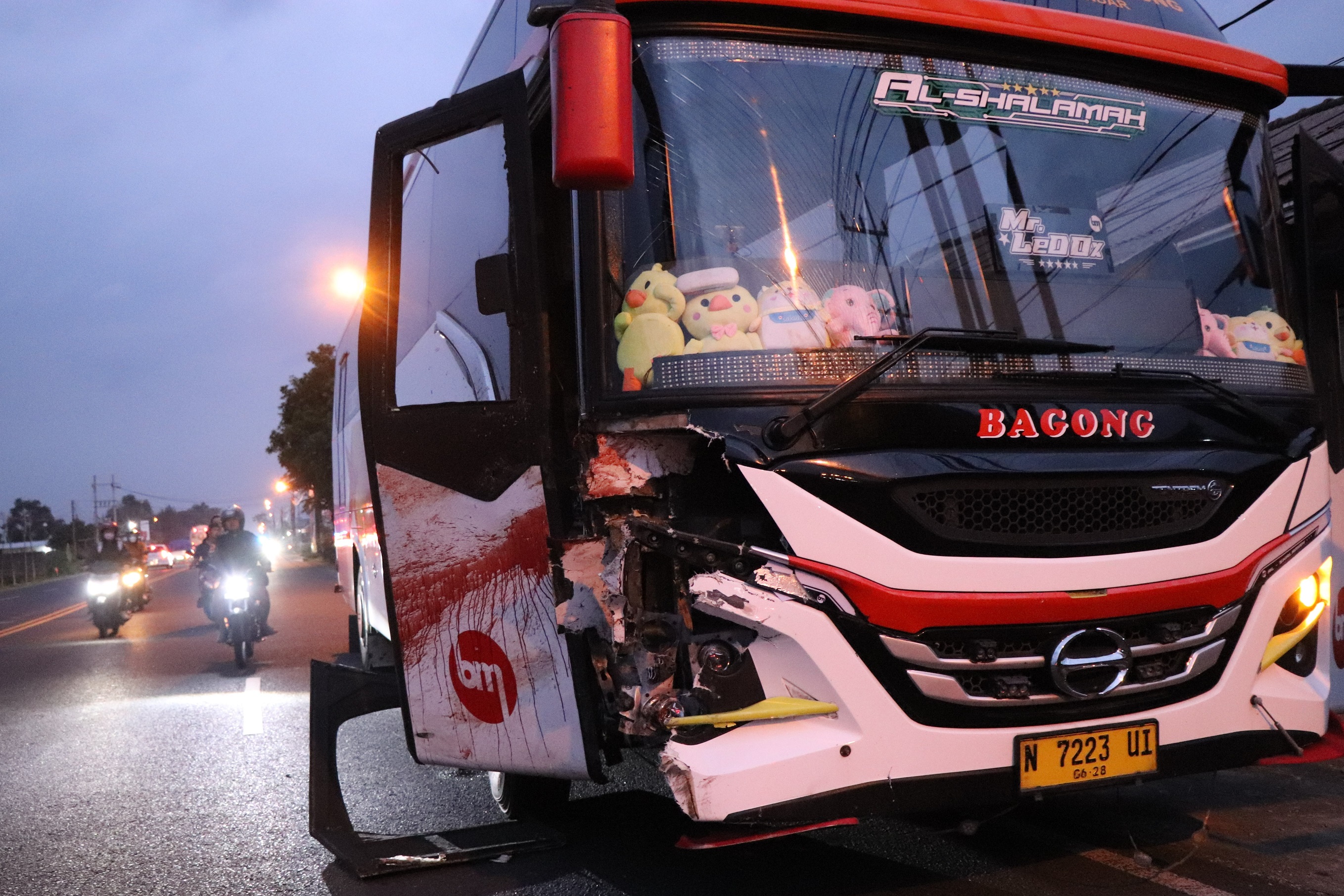 RUSAK RINGAN: Kondisi bus Bagong yang terlibat kecelakaan di Desa Pulerejo, Kecamatan Ngantru, Tulungagung pada Selasa (1/10). (YOGA DD/RADAR TULUNGAGUNG)