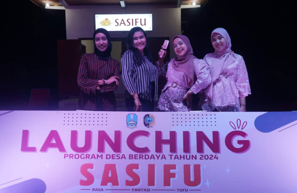 SEMANGAT: Para Dewi Fortuna pengurus Bumdes desa Sumberejo Kulon semangat dalam mengelola inovasi baru ini.