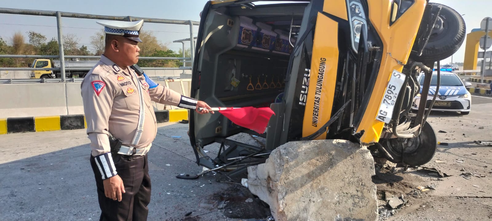 Kondisi bus yang ditumpangi guru SMAN 1 Kedungwaru yang terguling usai menabrak beton di rest area 725 A Tol Surabaya-Mojokerto, Senin (7/10).