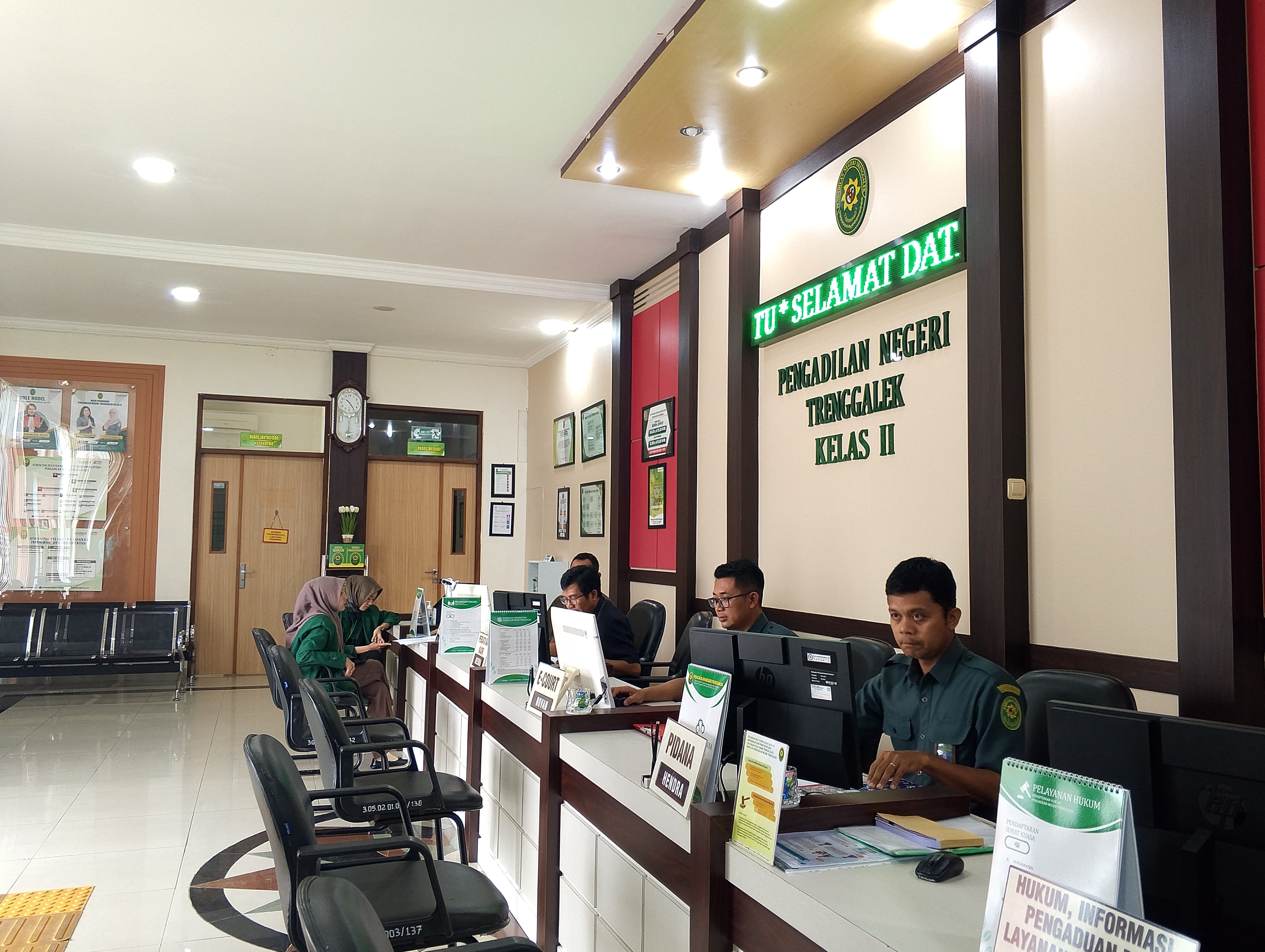 TETAP BERJALAN: Suasana pelayanan di Pengadilan Negeri (PN) Trenggalek. meski hakim mogok kerja, pelayanan tetap normal