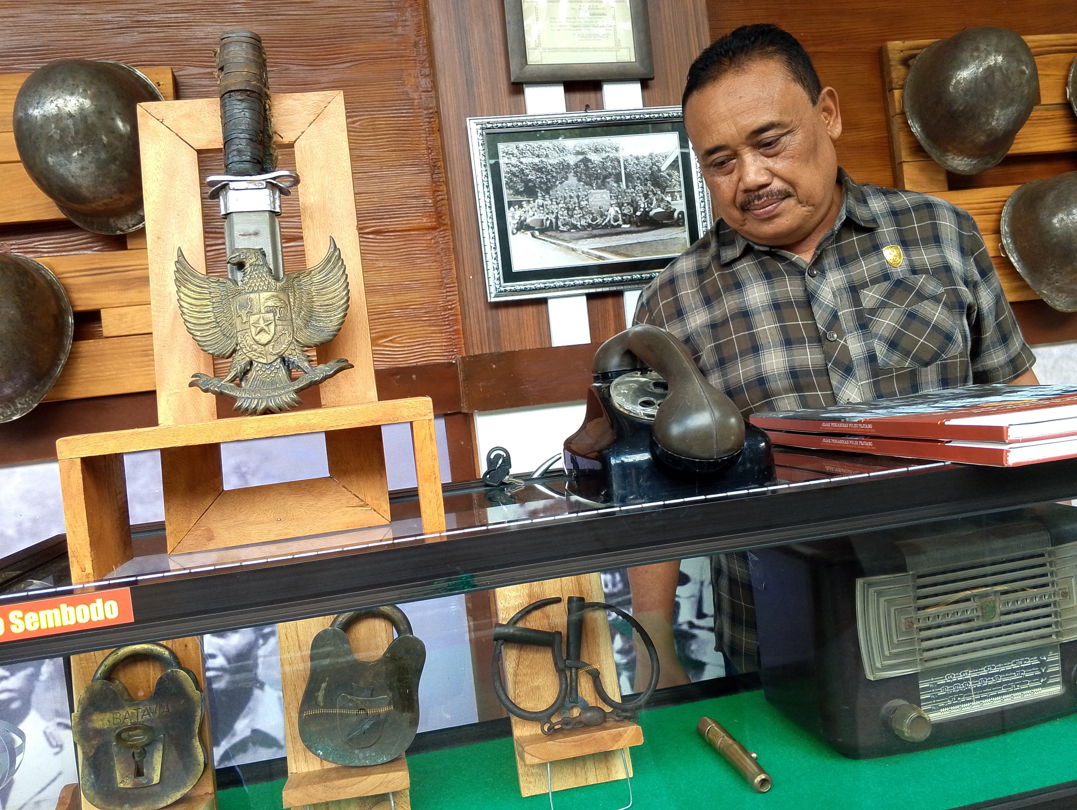 BERSEJARAH: Anggota Polres Tulungagung menunjukkan berbagai koleksi Museum Hidup R. Roestamadji